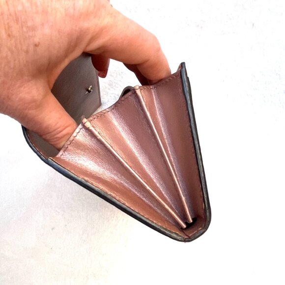 Gucci Guccisma pearlized GG Patent Leather Bifold Long Wallet in Rose beige - Picture 12 of 16